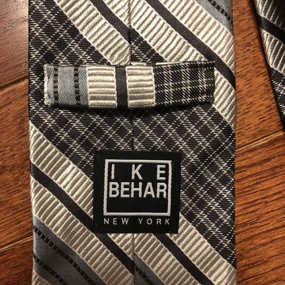 100% silk Ike Behar Men’s Tie